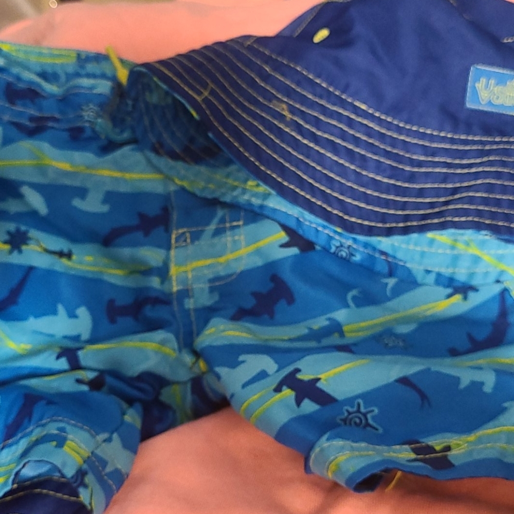 EUC 2T UVSKINS BRAND 🏊‍♂️ TRUNKS, 👕, HAT